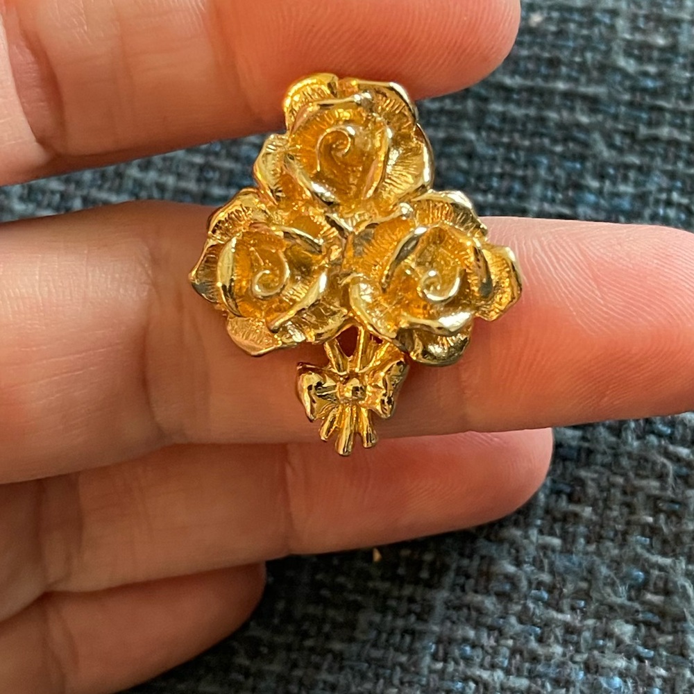 Vintage gold toned 3 rose bouquet brooch pin
